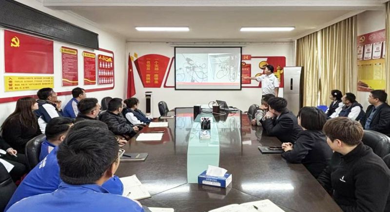 汽貿(mào)公司開(kāi)展消防安全培訓(xùn)與逃生滅火實(shí)操專項(xiàng)演練