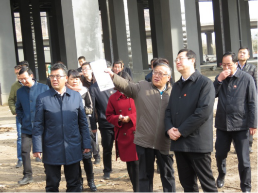 省委常委、西寧市委書記王曉在青海省物產(chǎn)集團(tuán)總公司黨委書記、總經(jīng)理王玉輝陪同下，深入青海物產(chǎn)朝陽物流園區(qū)。