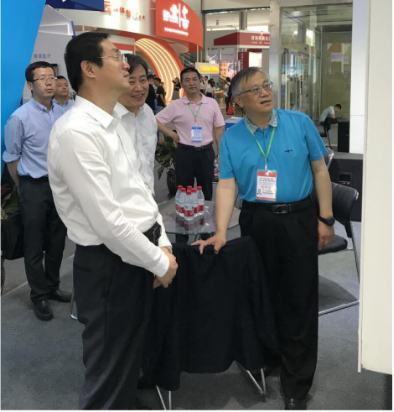 省委常委、西寧市委書記王曉蒞臨第十九屆青洽會(huì)青海物產(chǎn)展位參觀